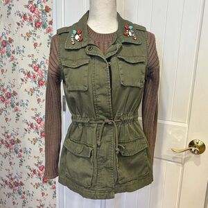 Olive embellished vest & neutral taupe long-sleeved base layer Size M Bundle Set